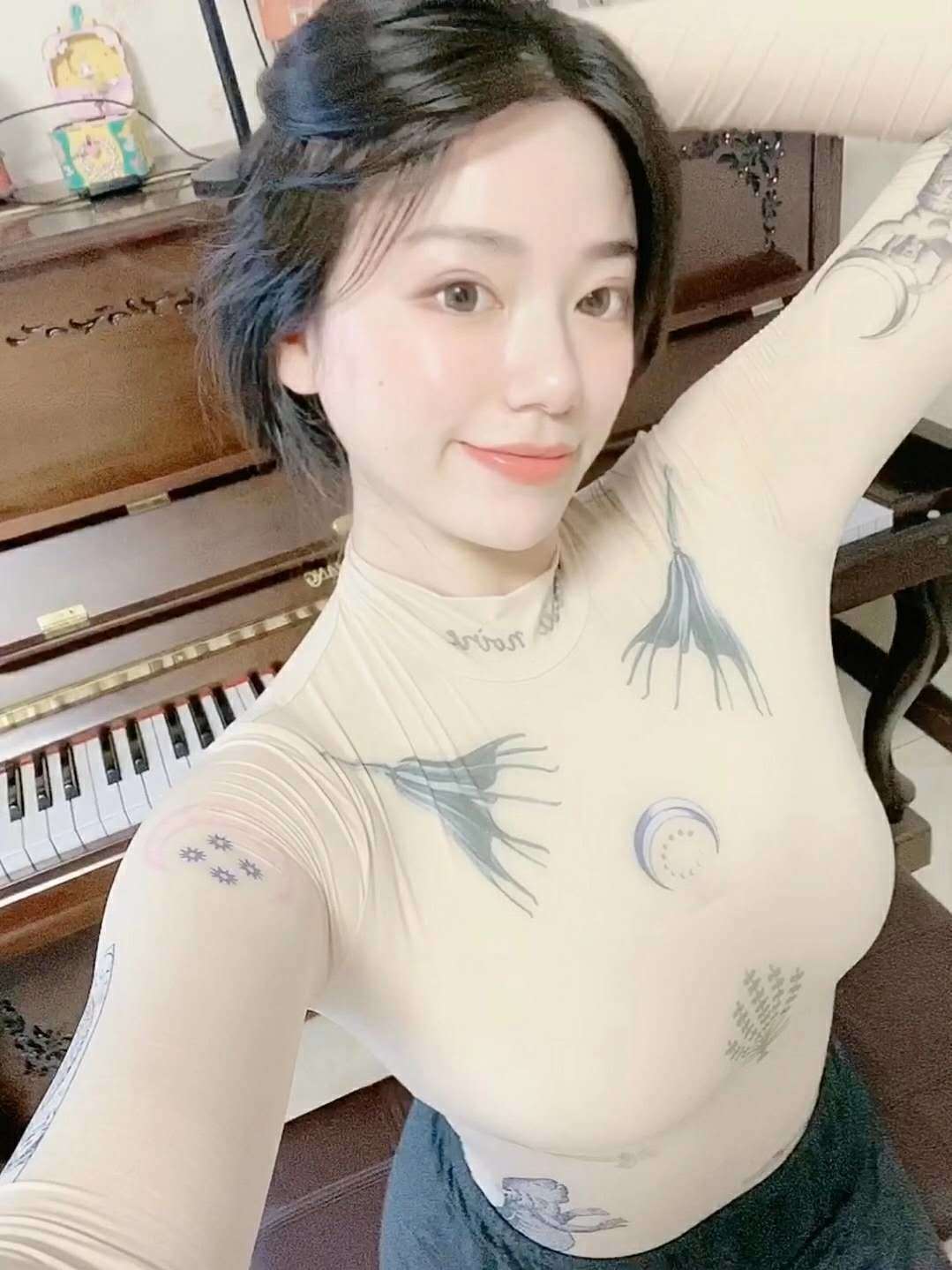 辣妹子， 风骚可玩粉嫩逼紧浅，身材丰满